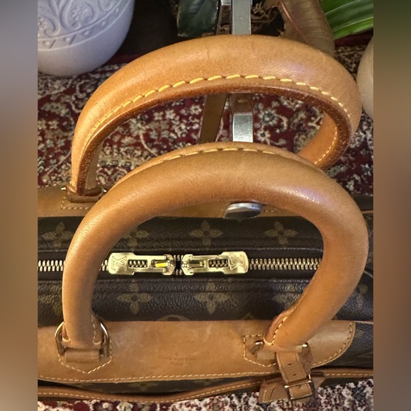 Louis Vuitton Deauville Monogram Handbag - Picture 5 of 12